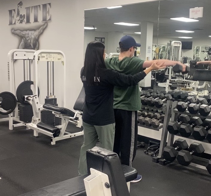 Personal trainer Jennifer Schulze coaching a client and discussing structured fitness and nutrition guidance.